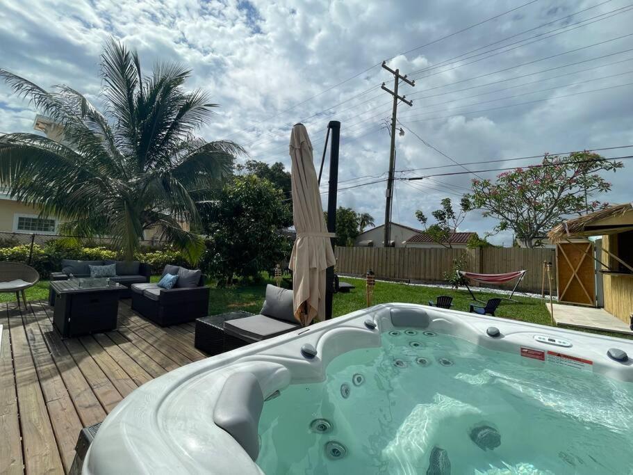 Hot Tub, Tiki Bar, Outdoor Shower, Near Intercoastal Waterway! เวสต์ปาล์มบีช ภายนอก รูปภาพ