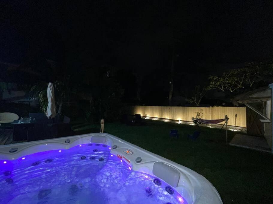 Hot Tub, Tiki Bar, Outdoor Shower, Near Intercoastal Waterway! เวสต์ปาล์มบีช ภายนอก รูปภาพ